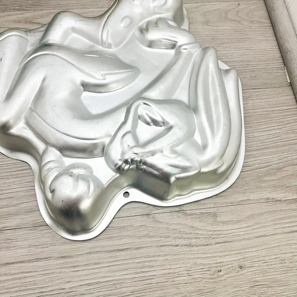 Vintage Bugs Bunny Cake Pan - 1996 Warner Bros Wilton 2105-3200